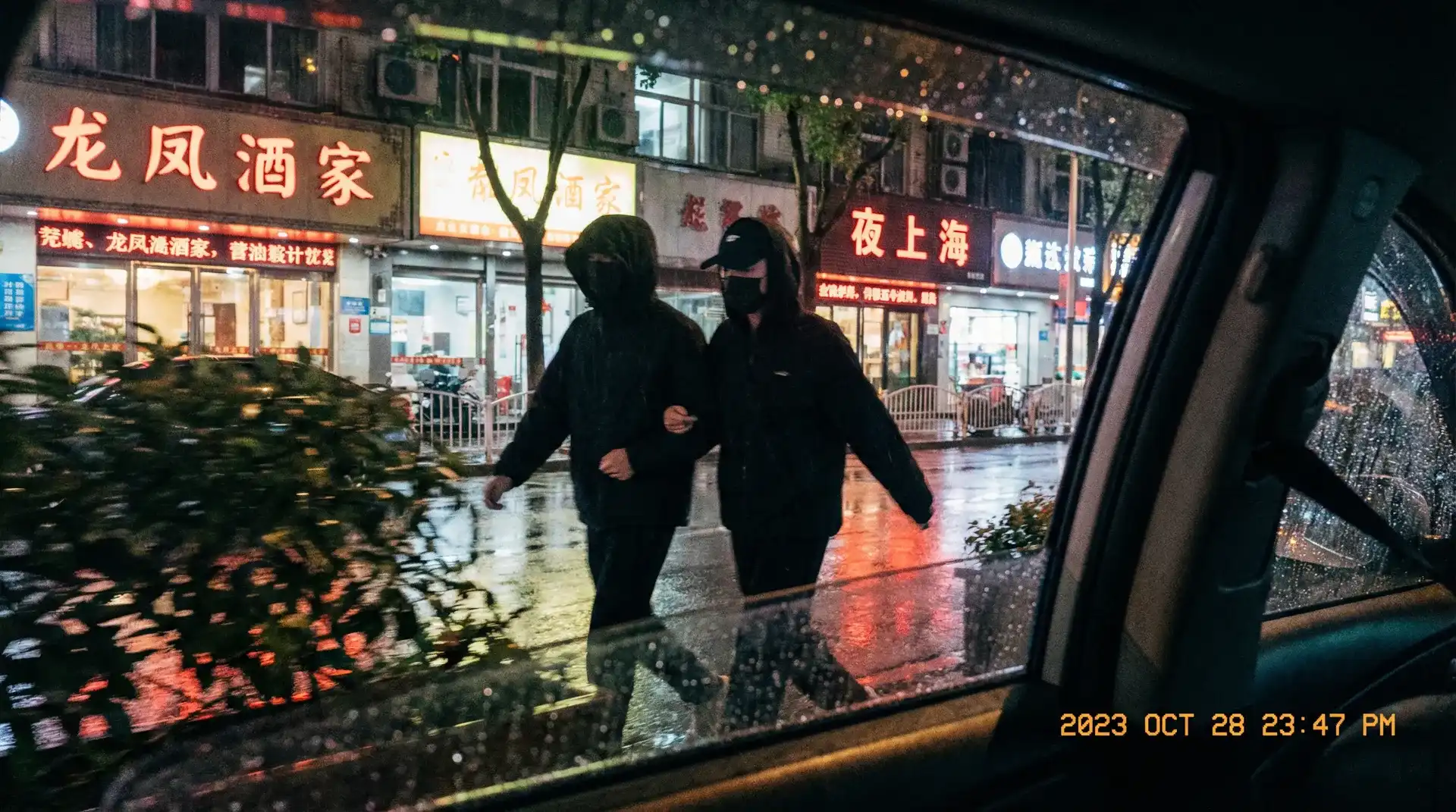 《小视频入口》小视频 - 影视资讯小视频交流社区 - 顶流明星深夜密会现场抓拍照片